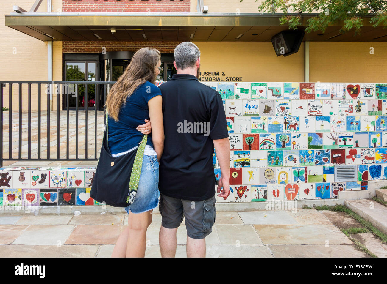 Ein paar Blick auf Fliesen, die von Kindern bemalt, die Ehrung der Opfer des Oklahoma City Bombing. Oklahoma City, Oklahoma, USA. Stockfoto