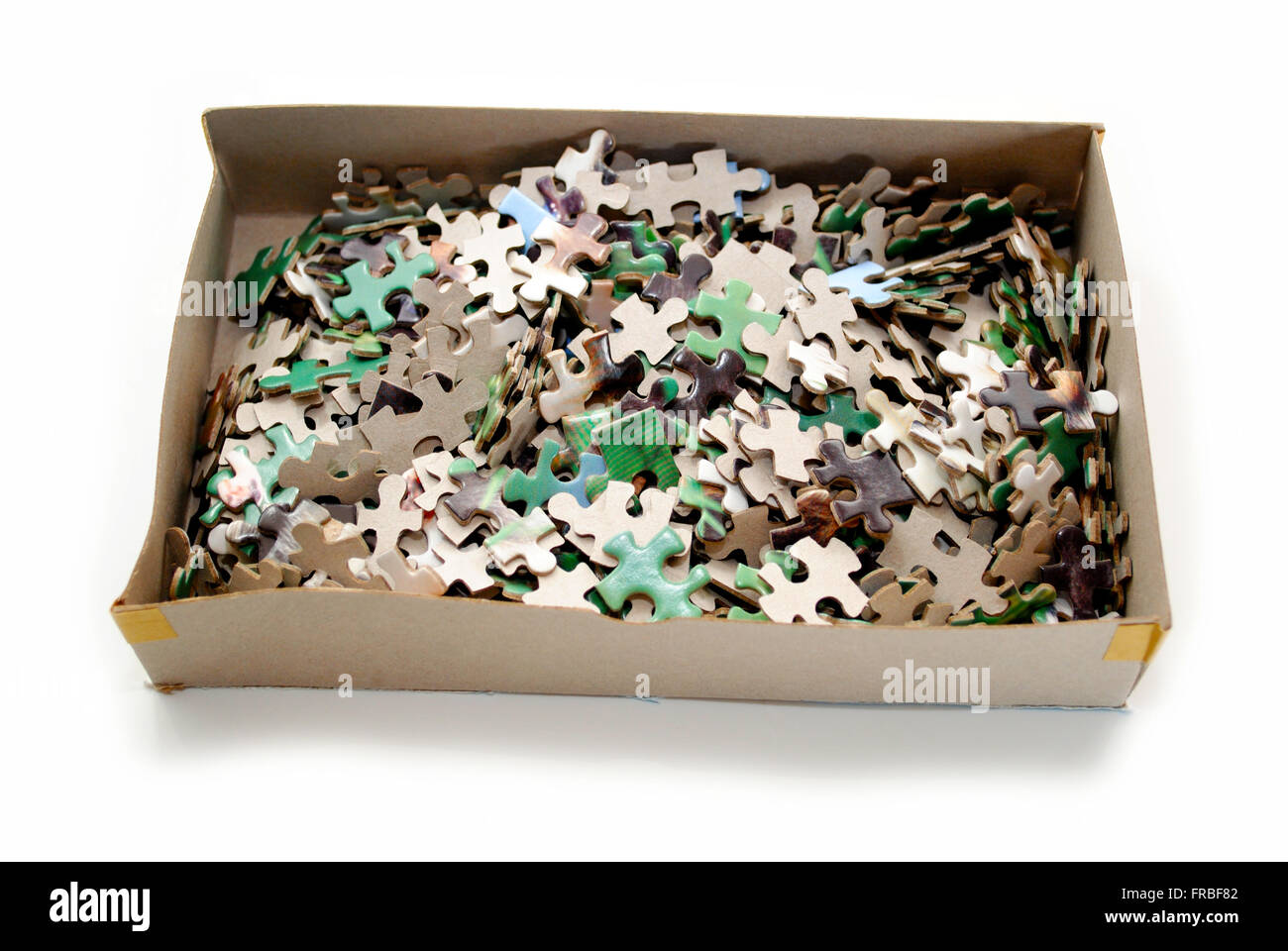 Viele Puzzleteile in einem Karton Stockfoto
