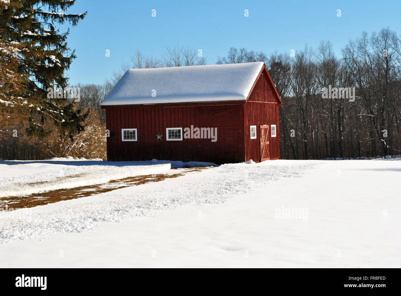 Verschneiten Auffahrt in einer malerischen Winterlandschaft Stockfoto