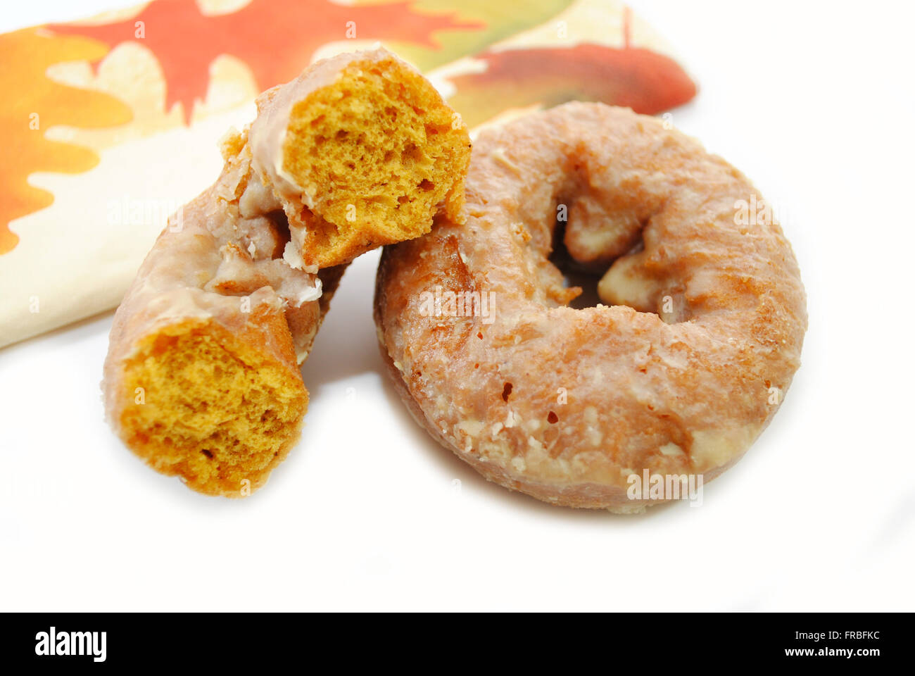 Herbst Pumpkin Spice Donuts mit einer festlichen Serviette Stockfoto