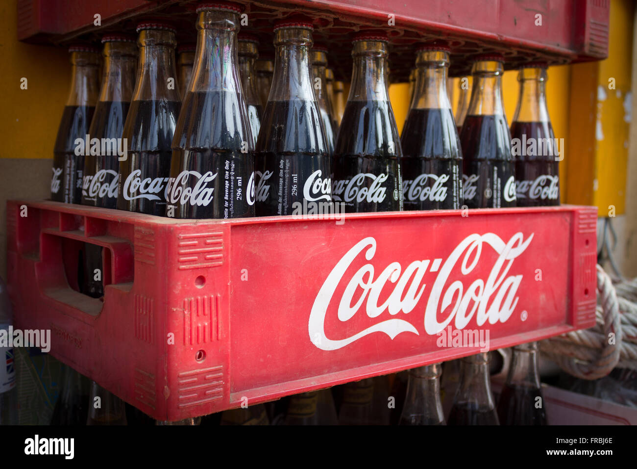 Phnom Penh, Kambodscha-Januar 02,2014: Coca Cola-Flaschen in rot Kunststoff-Box, Vintage-Stil. Stockfoto