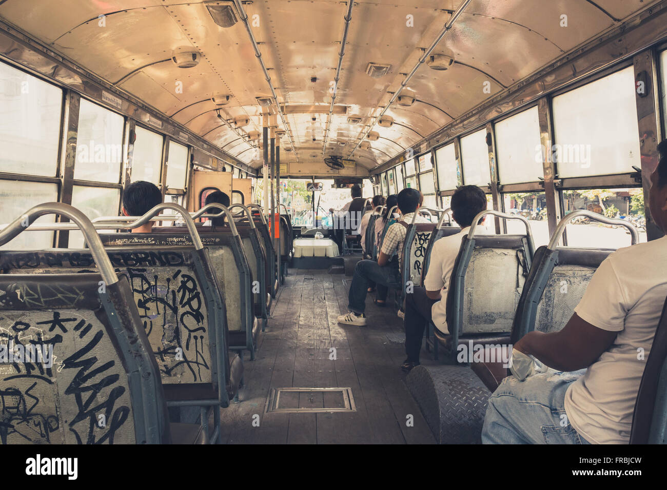 Bangkok, Thailand, März 14. 2014: Menschen im öffentlichen Bus, Bangkok, Thailand. Stockfoto