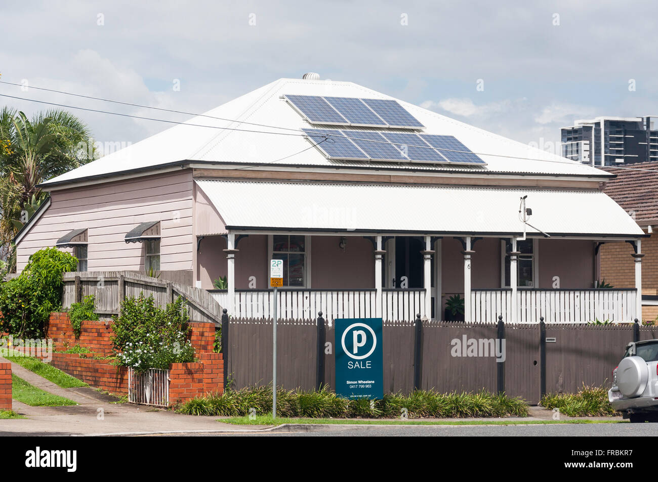 Periode Holzhaus mit Solarheizung Panel auf Dach, Campbell Street, Paddington, Brisbane, Queensland, Australien Stockfoto
