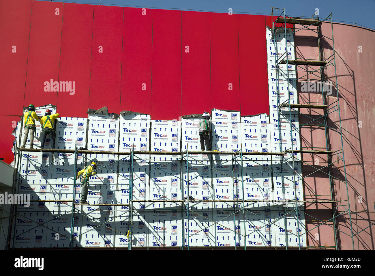 Bauarbeiter installieren Platten in Aluminium öffentliche Gebäude in der Stadt Stockfoto