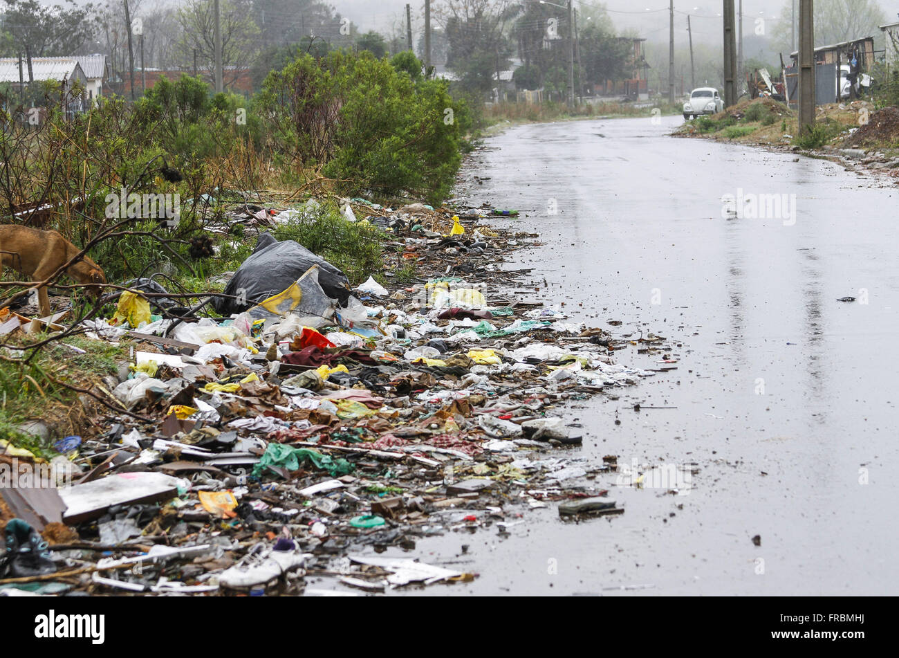 Müll übersäte Straße in einem Armenviertel am Rande der Stadt Stockfoto