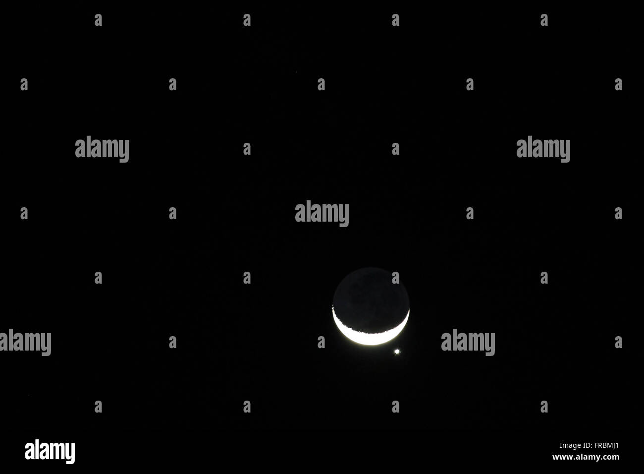 Venus wird durch den Mond eingehüllt. Stockfoto