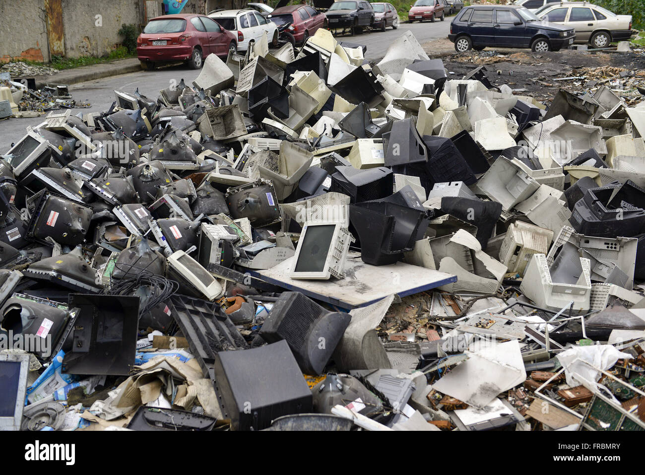 Elektronikschrott entsorgt Margen über Licht - Nachbarschaft Tomazinho Stockfoto