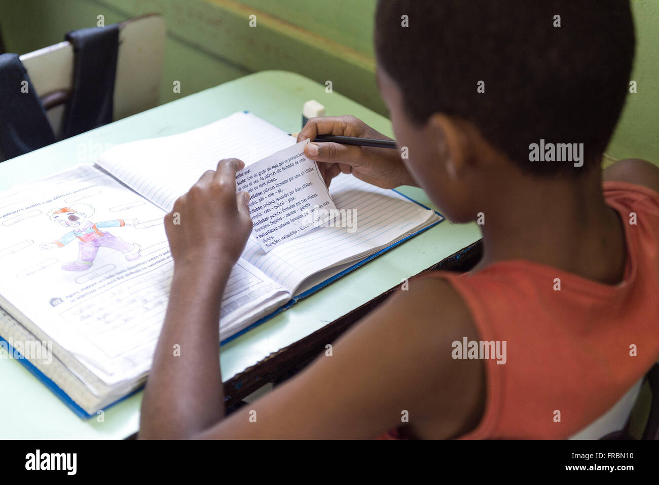 Student in kombinierten drittklassigen Klassenzimmer, vierte und fünfte Reihe lesen Stockfoto