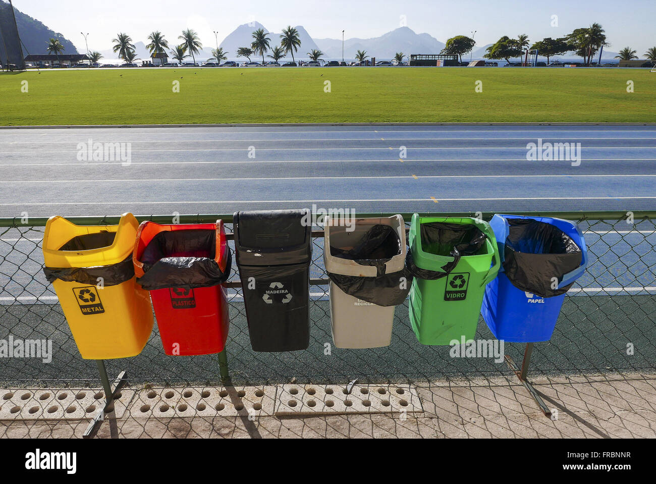 Cesto de Coleta Seletiva de Lixo e Pista de Atletismo Na Escola de Educação Física to Stockfoto