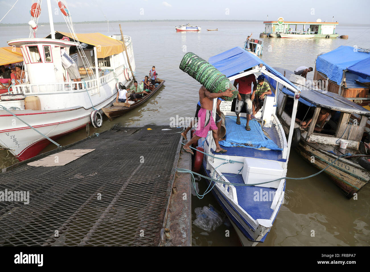 Geladen waren ankern Boote in der Nähe von der Messe Acai, Guajará Bay Stockfoto