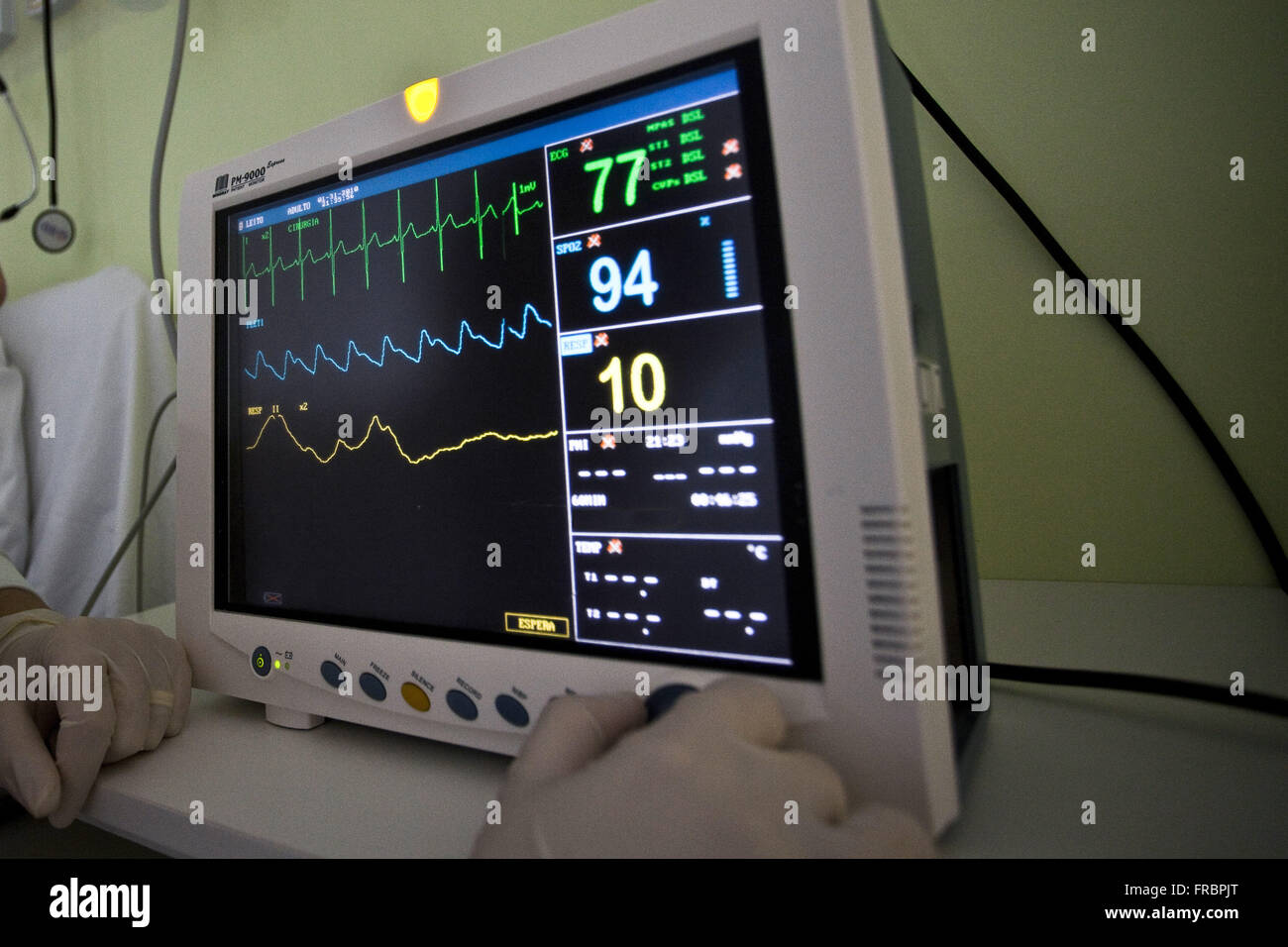 Kardiale Monitor zeigt Lebensfunktionen des stationären Krankenhaus ICU Stockfoto