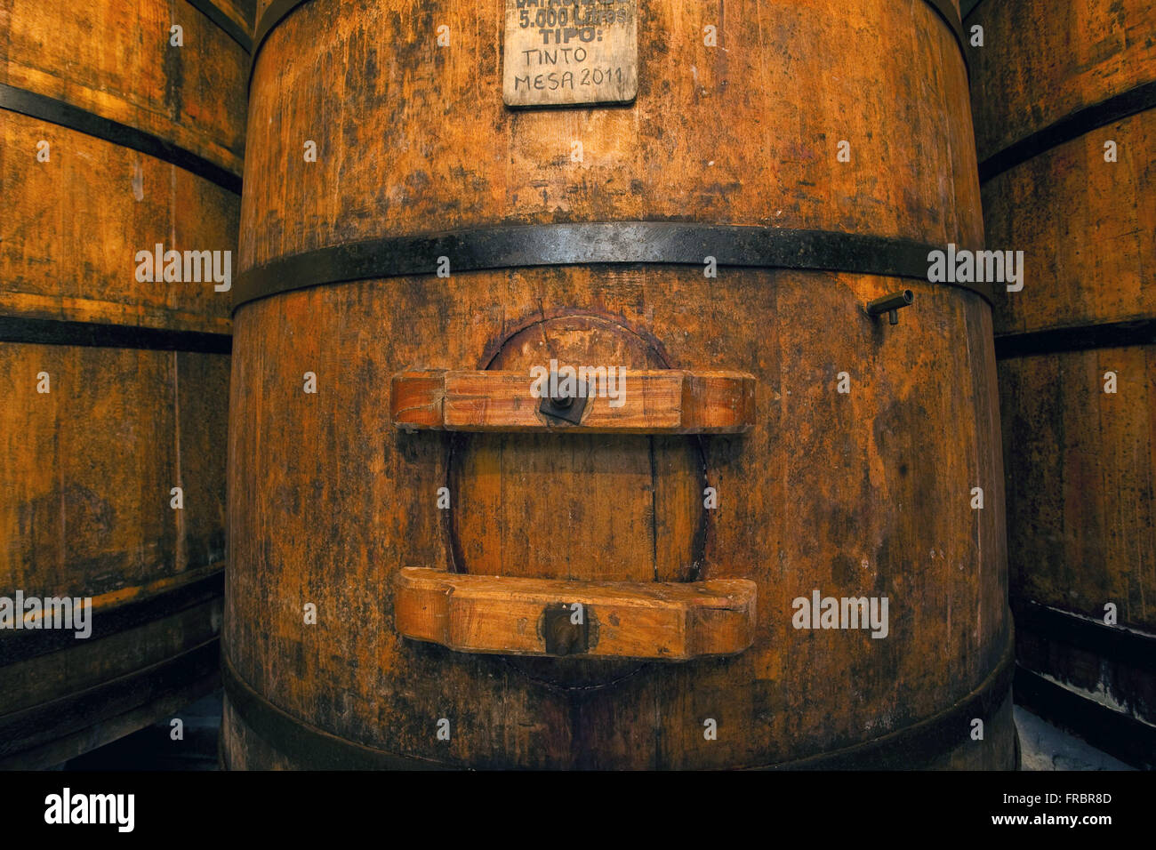 Detail des Fasses rote Weinlese Tabelle 2011 im Weingut Stockfoto