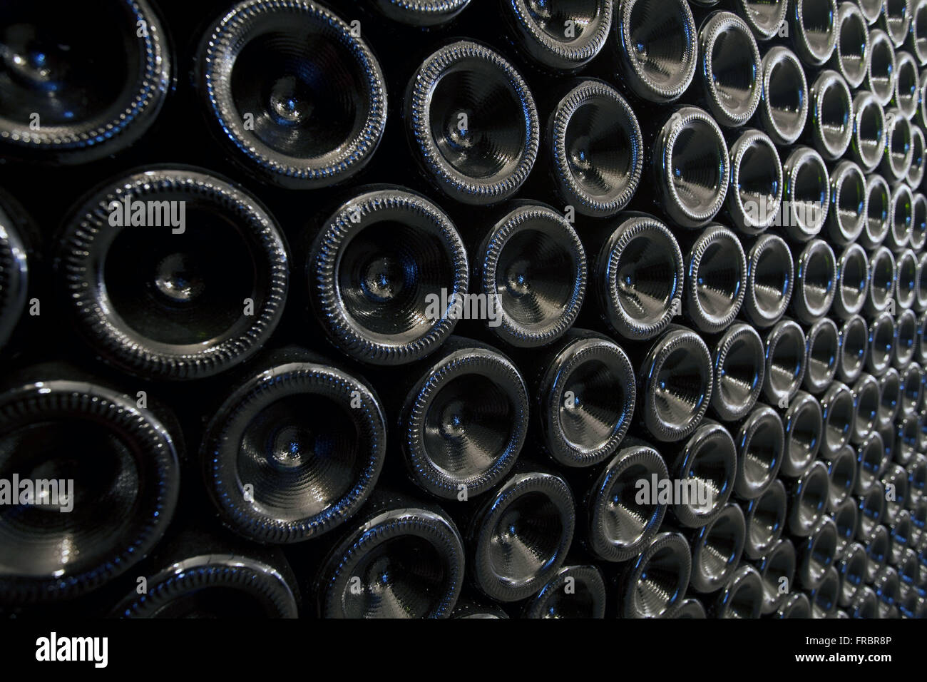 Weinflaschen gestapelt im Weingut Stockfoto
