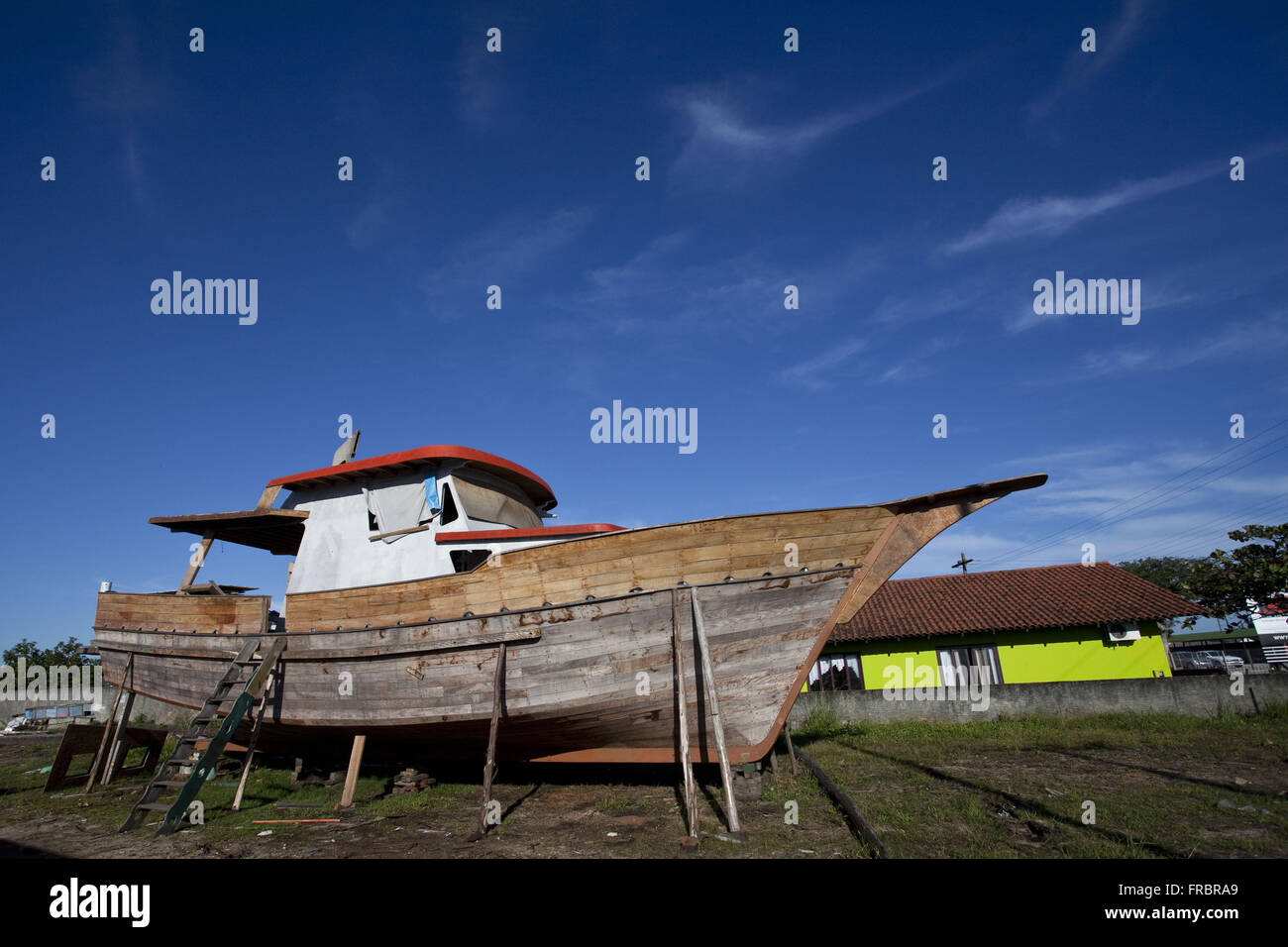 Bau handgemachte Fischerboot mit Ipe Holz an der Küste von Santa Catarina Stockfoto