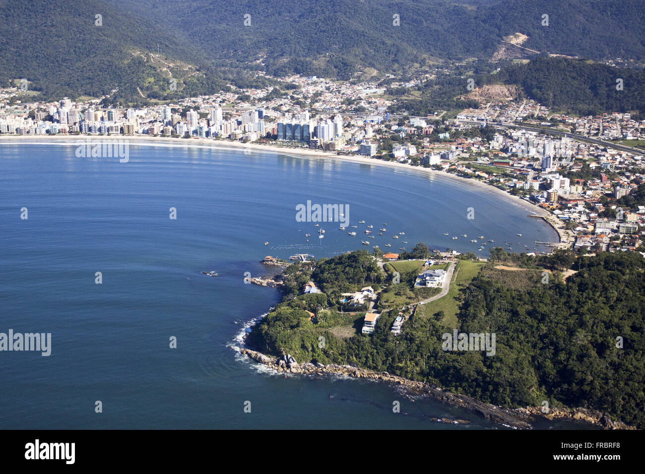 Luftaufnahme der Stadt in Santa Catarina Küste - Vale do Itajai Stockfoto