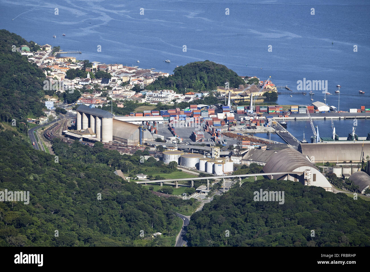 Blick auf den Hafen und das historische Zentrum der Stadt Baia Babitonga Stockfoto