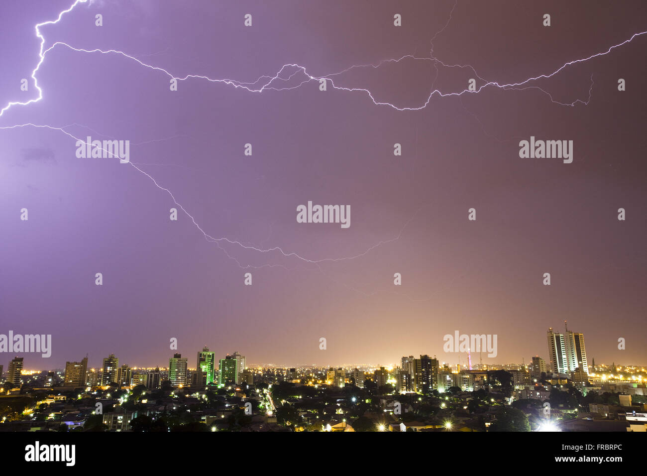Nachtansicht der Stadt vor allem Blitz Stockfoto