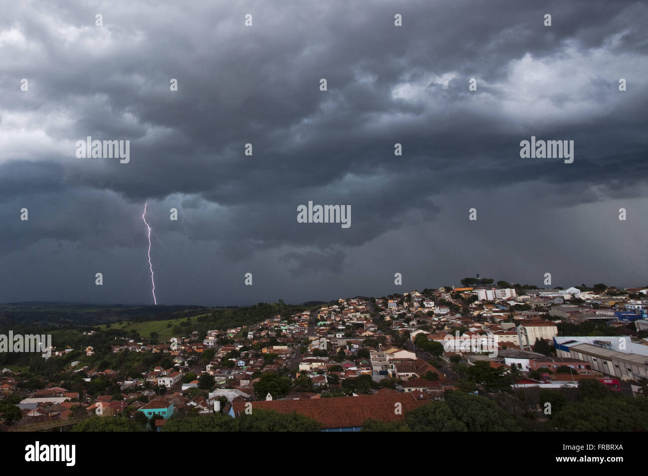 Ray und zeitliche Regen über der Stadt - Stadtregion im Vordergrund und Hintergrund ländlichen Raum Stockfoto