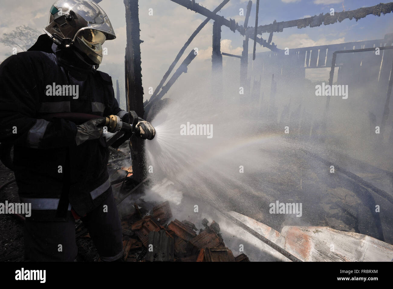 Feuerwehrmann, Feuer im Holzhaus verbrannt Außerbetriebnahme Stockfoto