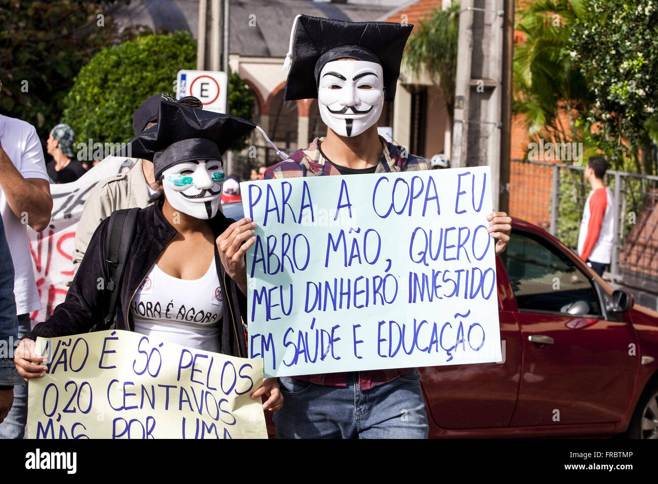 Demonstranten mit der Gruppe Masken anonym mit Schildern vor der WM 2014 Stockfoto