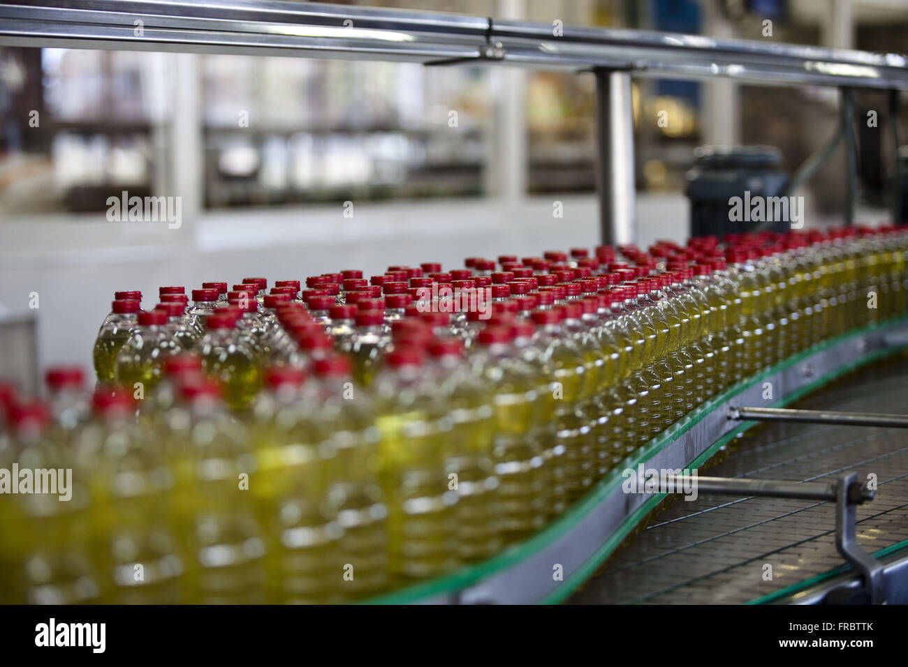 In Flaschen Sojaöl verpackt in Genossenschaft Stockfoto