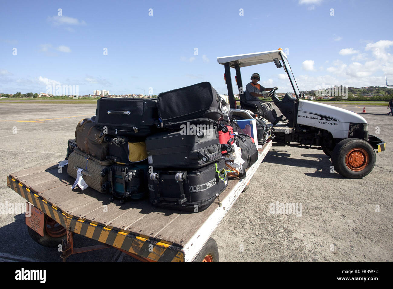Mit Gepäck auf dem Laufsteg von Ilheus / Bahia Flughafen - Jorge Amado Stockfoto