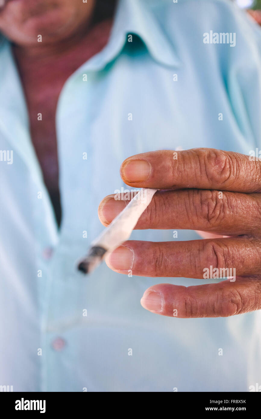 Alten qualmender Zigarette gefertigt Stockfoto
