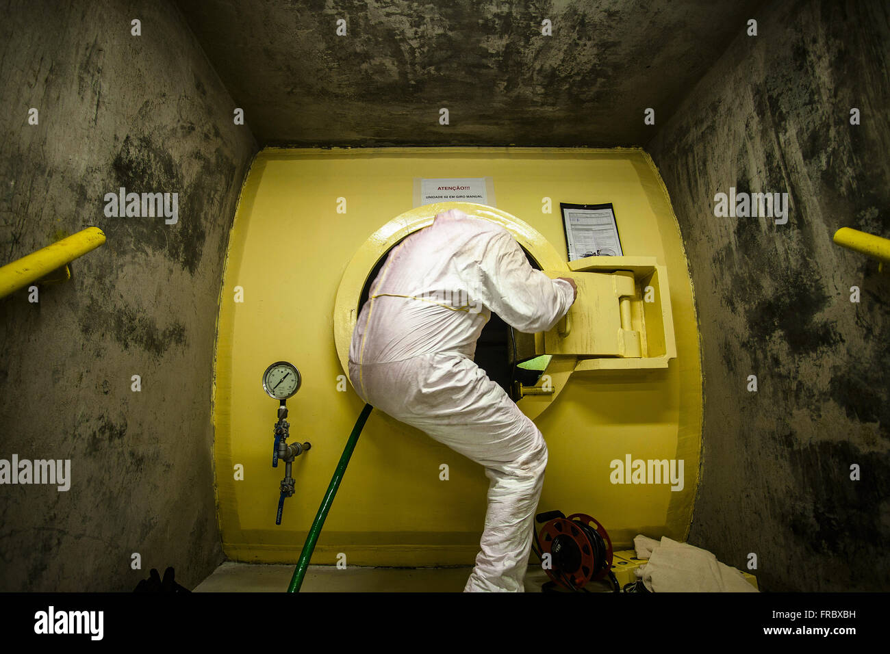 Arbeiter, die Wartungsarbeiten in Turbine - Maua Wasserkraftwerk am Fluss Tibagy Stockfoto