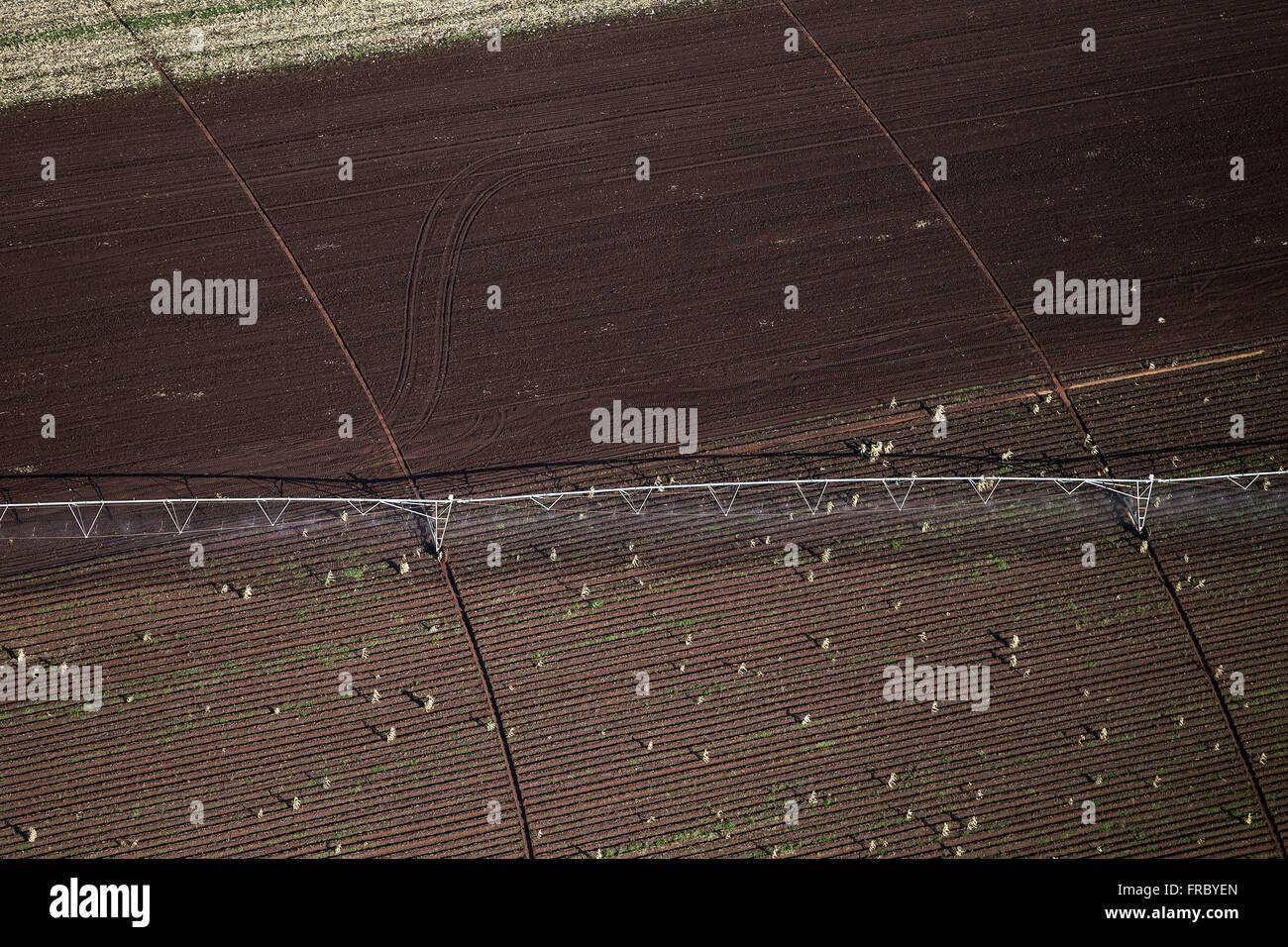 Luftaufnahme des ländlichen Anwesen mit bewässerten Fläche Stockfoto