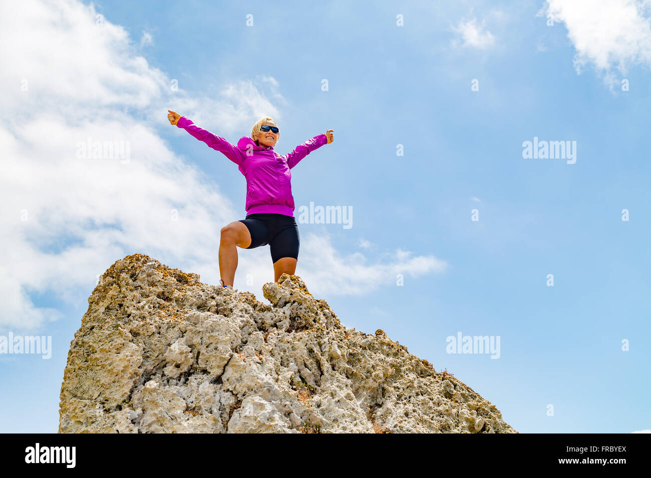 Erfolg Erfolg laufen oder Wandern Leistung Geschäftskonzept, Frau feiert mit Arme nach oben angehoben. Offene Hände. Stockfoto