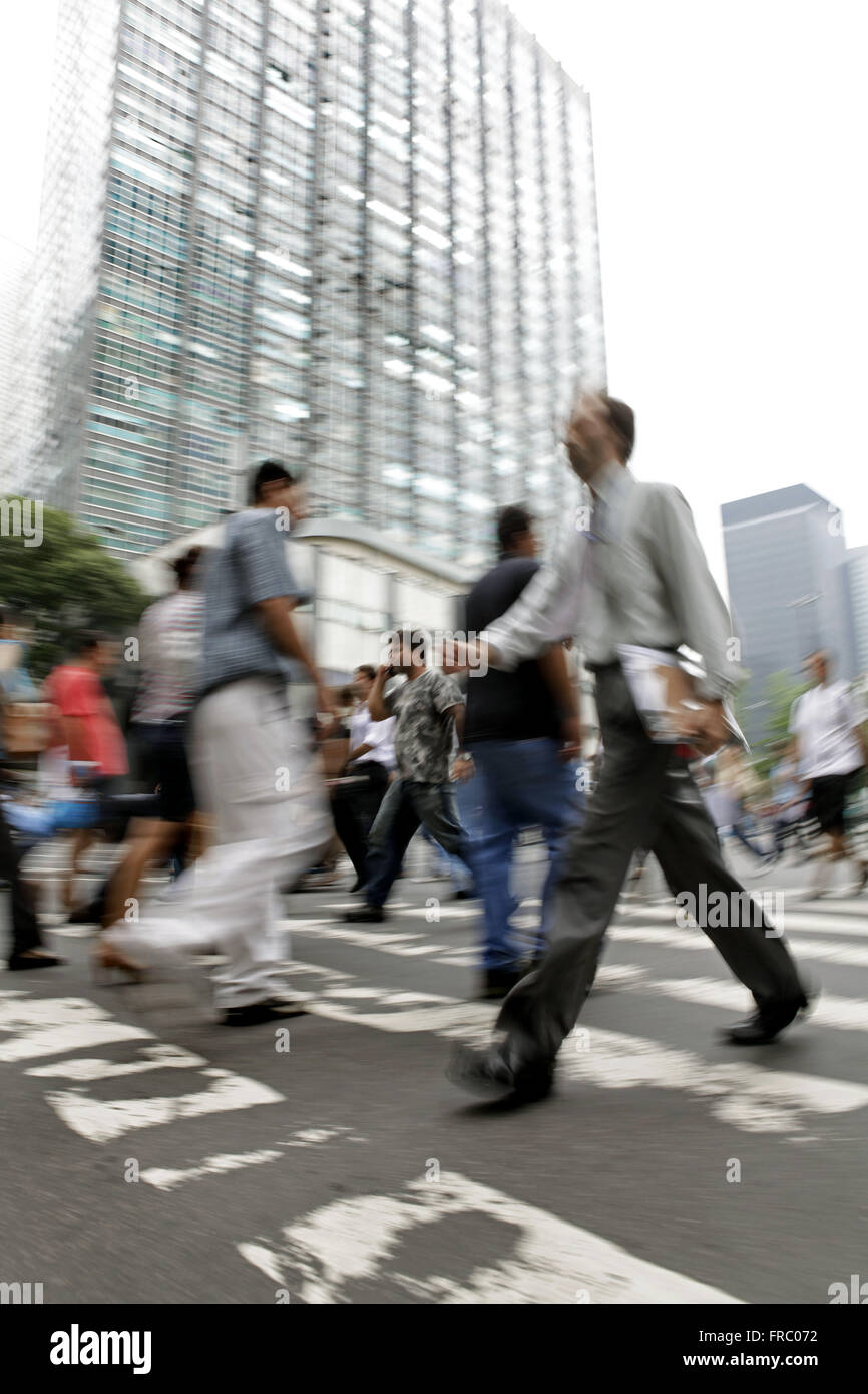 Fußgänger überqueren einer Straße in der Stadt-Mall von Rio De Janeiro Stockfoto