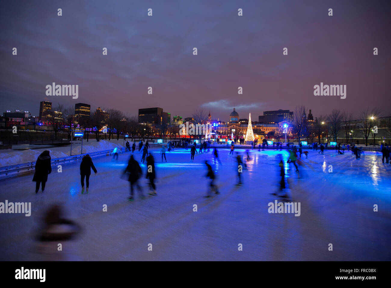 Eislaufen in Montreal Marche Bonsecours Markt in der Abenddämmerung. Blick vom alten Hafen von Montreal. Stockfoto