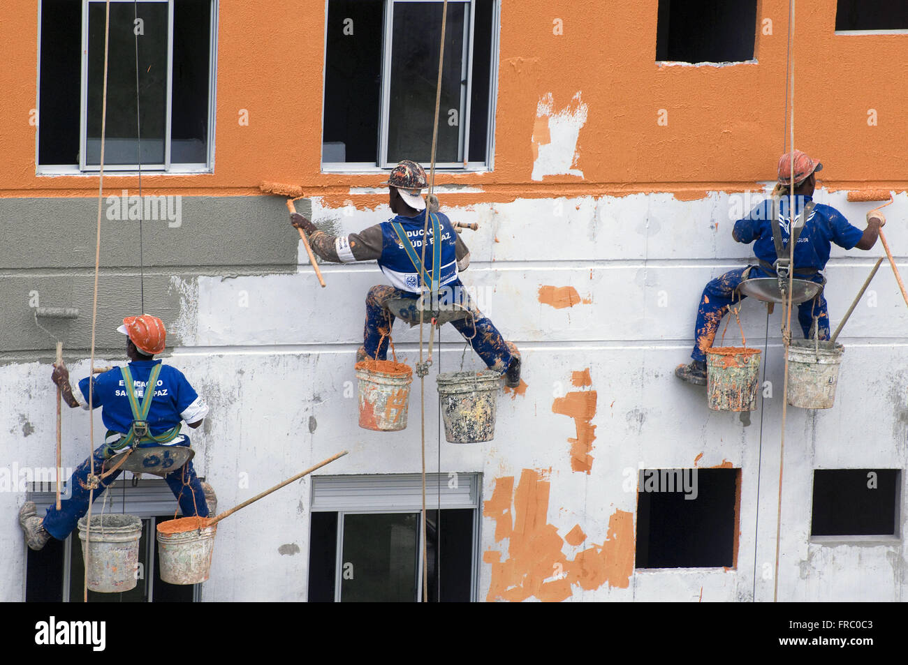 Arbeiter im freien Malerei Itaoca Eigentumswohnung Wohnsiedlung zu tun Stockfoto
