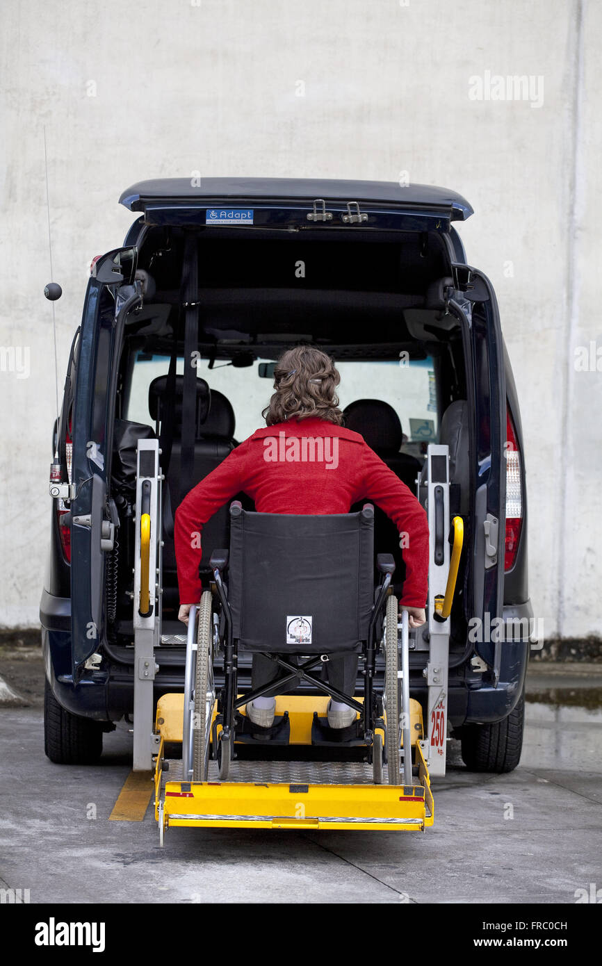 Rollstuhl mit angepasst und ausgestattet mit Kabine, Rollstuhl zu transportieren Stockfoto