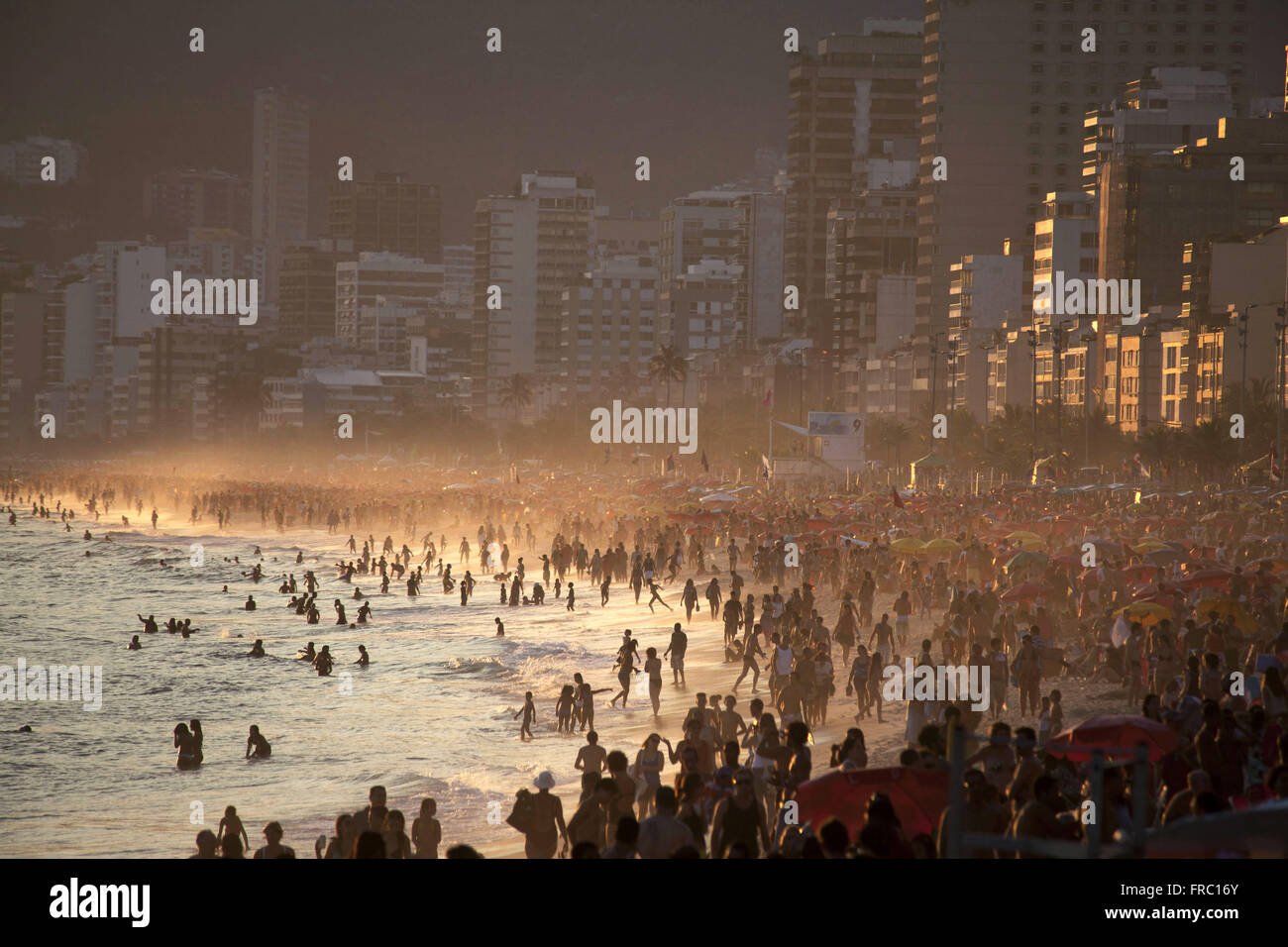 Sonnenuntergänge am Rande der Strand von Ipanema - südlich von der Stadt Rio De Janeiro Stockfoto
