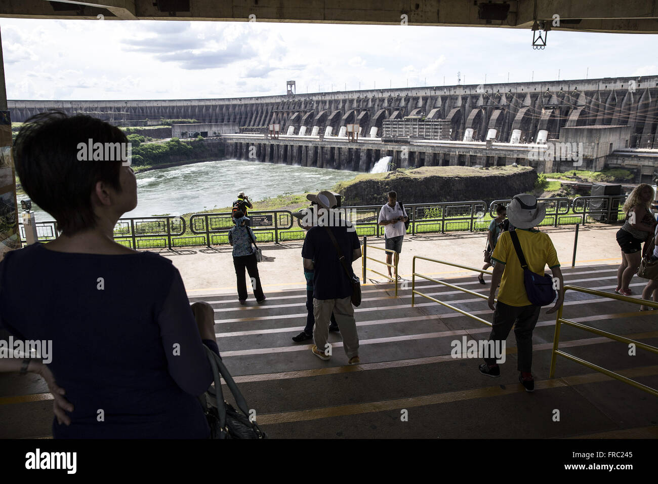 Touristen besuchen das Itaipú Wasserkraftwerk - Itaipu Binacional Stockfoto