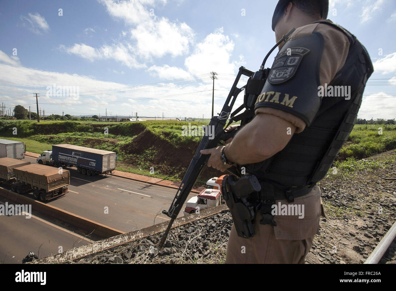 Polizei beobachtete die Bewegung der LKW-Fahrer in der PR-445-Autobahn Stockfoto