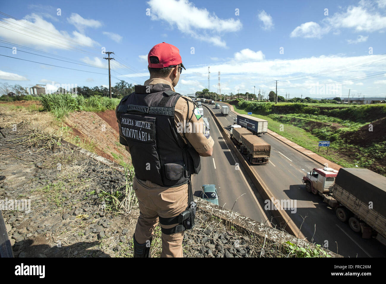 Polizei beobachtete die Bewegung der LKW-Fahrer in der PR-445-Autobahn Stockfoto
