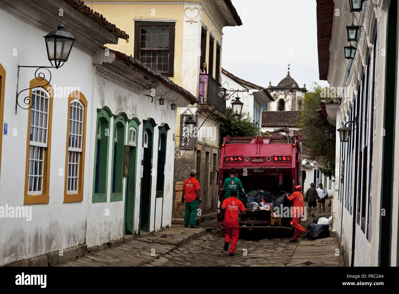 LKW-Abholung Müll im historischen Zentrum von Paraty - Küste von Rio De Janeiro Stockfoto