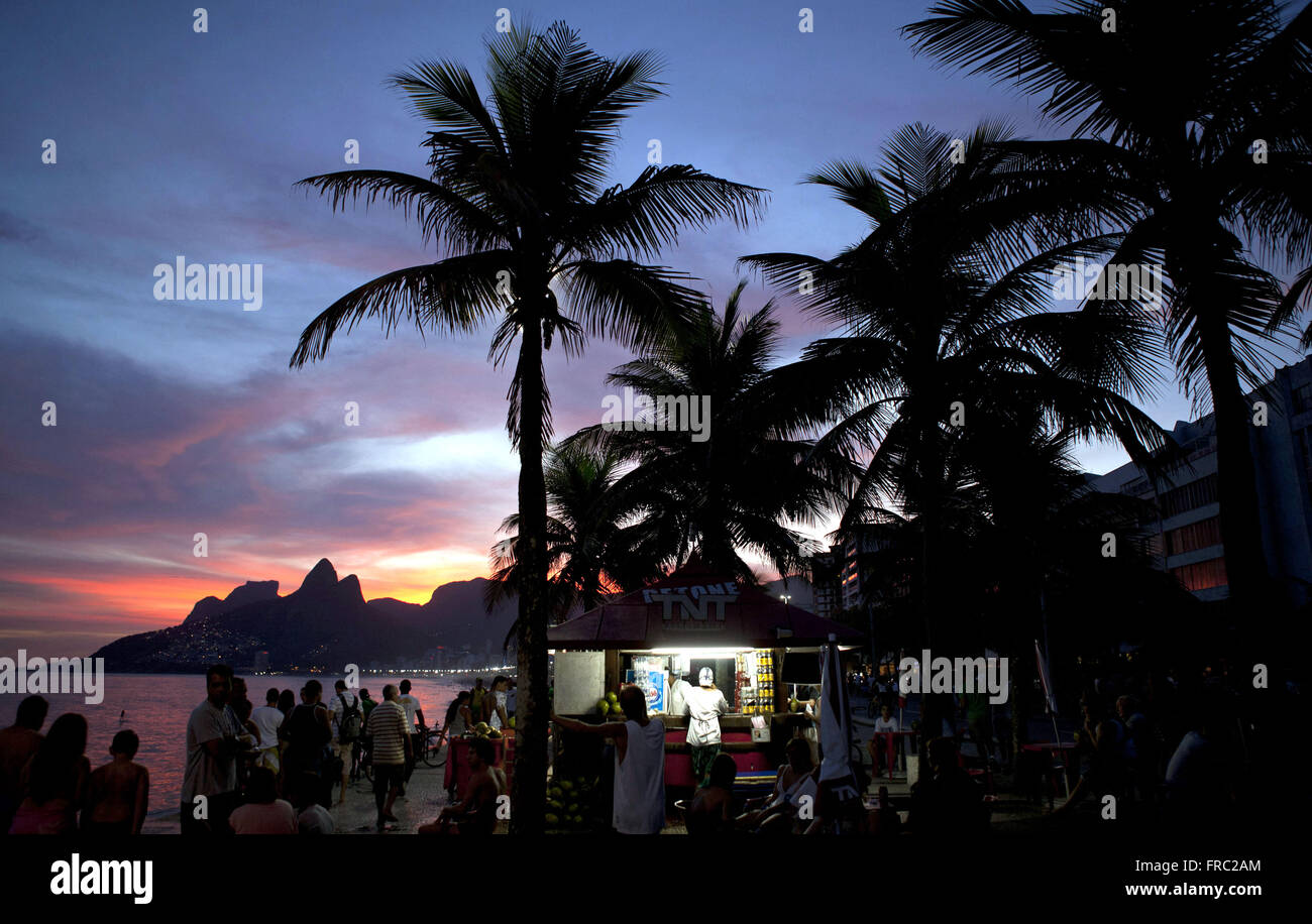 Menschen am Rande von Arpoador Beach in der Dämmerung - südlich von der Stadt Rio De Janeiro Stockfoto