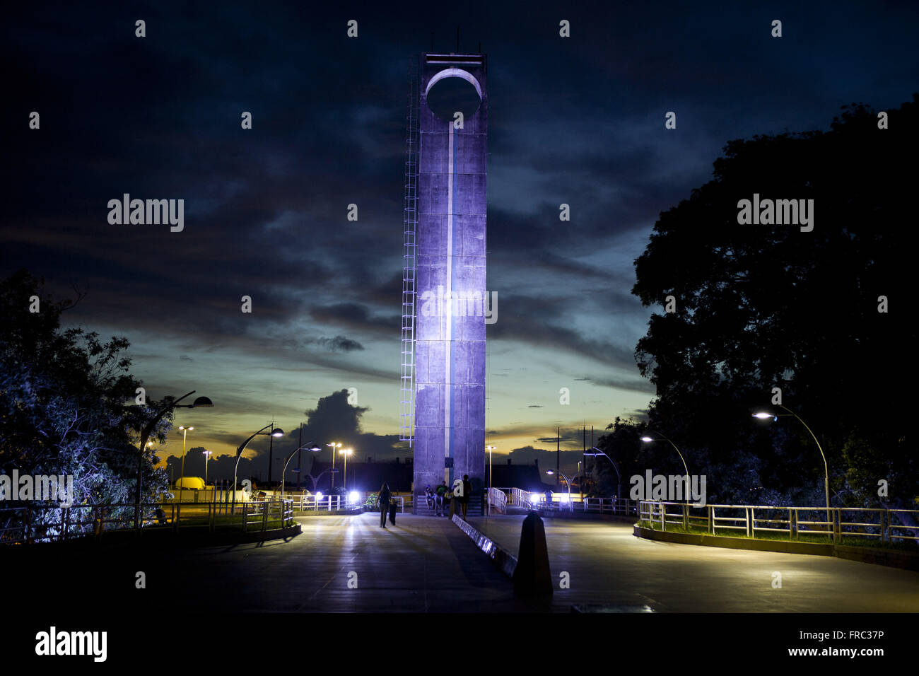 Einbruch der Dunkelheit am Ground Zero Denkmal von Ecuador - imaginäre Linie Stockfoto