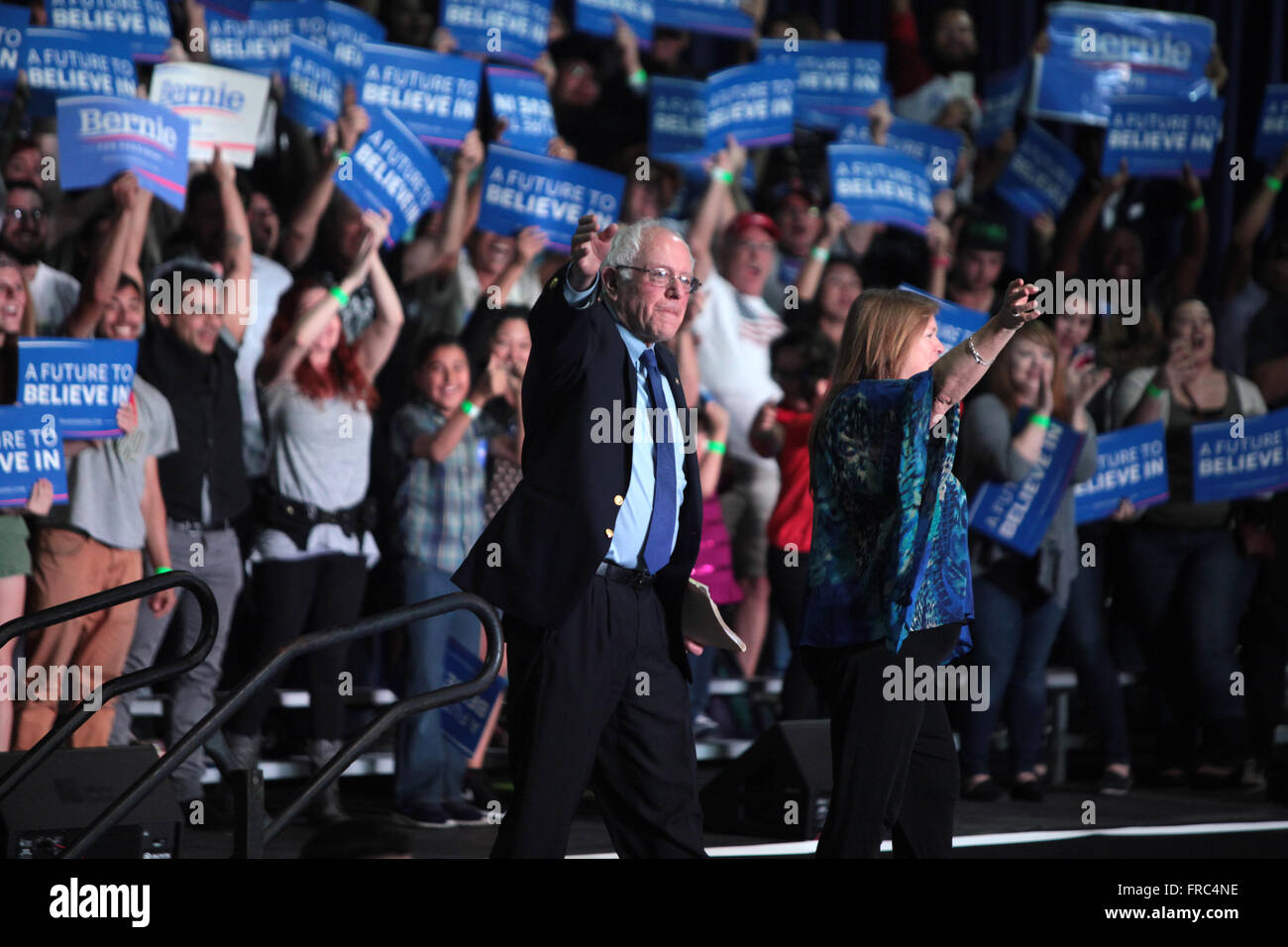 US-Senator und Präsidentschaftskandidat der Bernie Sanders und seine Frau Jane Sanders Welle an Unterstützer während einer Kampagne im Phoenix Convention Center Rallye 15. März 2016 in Phoenix, Arizona. Stockfoto