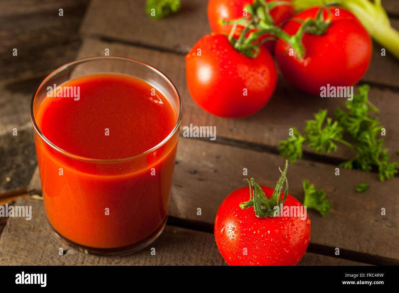 Rohe Bio Tomatensaft mit Petersilie und Sellerie Stockfoto