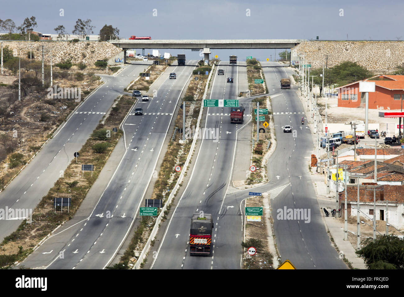 Lastwagen unterwegs auf der Autobahn Luiz Gonzaga BR-232 km 141 Stockfoto