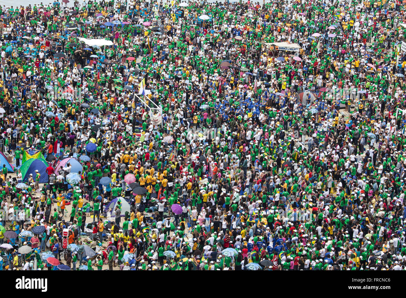 Menge der Jugendlichen am Weltjugendtag 2013 in Rio-Copacabana-Strand Stockfoto