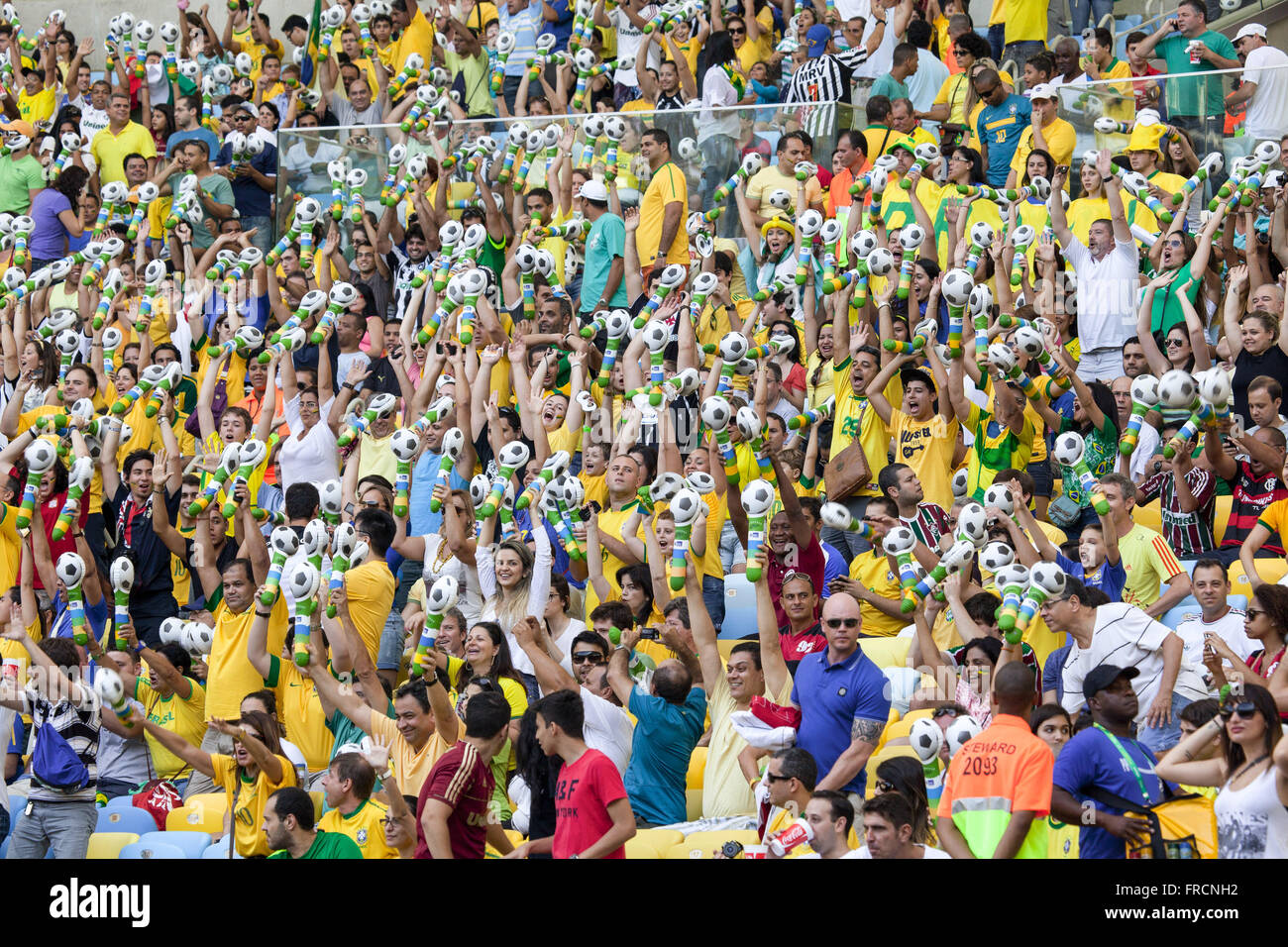 Brasilianischen Fans halten Replik Trophäe in das Freundschaftsspiel zwischen Brasilien und England Stockfoto