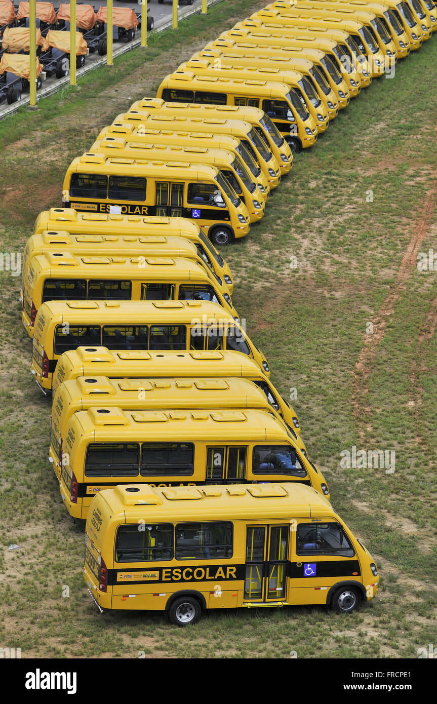 Ansicht von oben fertigt Fahrzeuge für den Schultransport Stockfoto