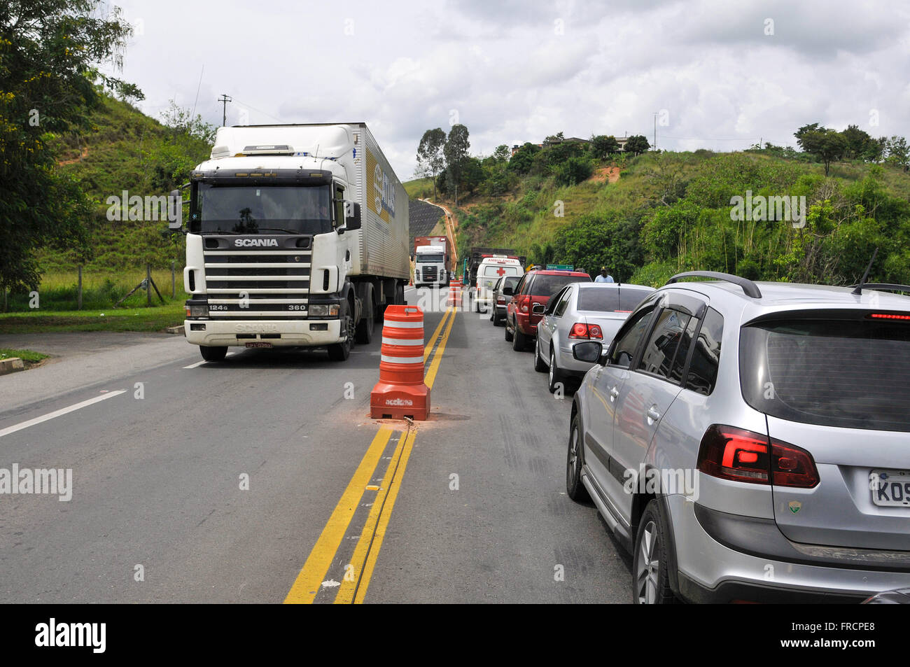 BR-393 mit blockierten Datenverkehr für Sanierungsarbeiten - Strecke namens Highway Lucio Meira Stockfoto