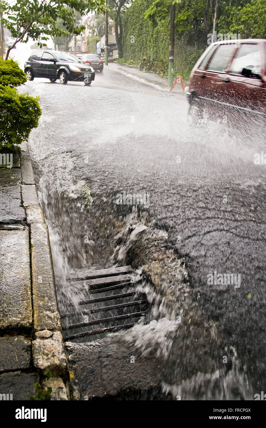 Sommer-Regen in den Stadtstraßen Stockfoto