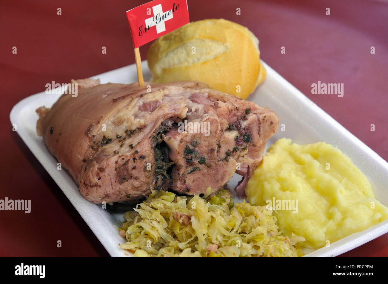 Typisch deutsche Gericht mit Schweinefleisch Knie oder Eisbein Verkauf auf das Fest der Tradition - Colonia Helvetia Stockfoto